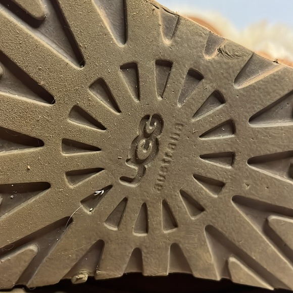 UGG Australia-8-chestnut brown classic comfy Cozy Sheepskin Boots button detail - Picture 9 of 15